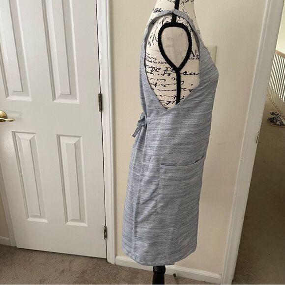 Sur La Table Light Blue Tie Marled Apron OSFM Big Pockets NWOT - Picture 6 of 9